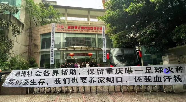 《侏罗纪公园》系列堪称中国内地恐龙迷们的启蒙电影，山姆;尼尔出演的古生物学家葛兰博士、劳拉;邓恩出演的塞特勒博士以及由杰夫;高布伦出演对于宇宙万物都有见解的马尔科姆博士进入公园后，被生物科技复活的古生物们所震惊，并意识到违反自然规律将会引发极大的恶果